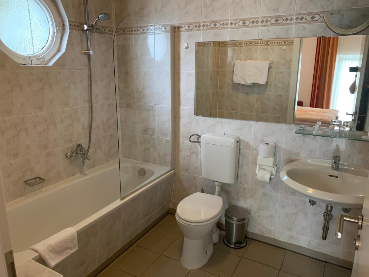 Hotel Restaurant Zur Post Вупертал Екстериор снимка