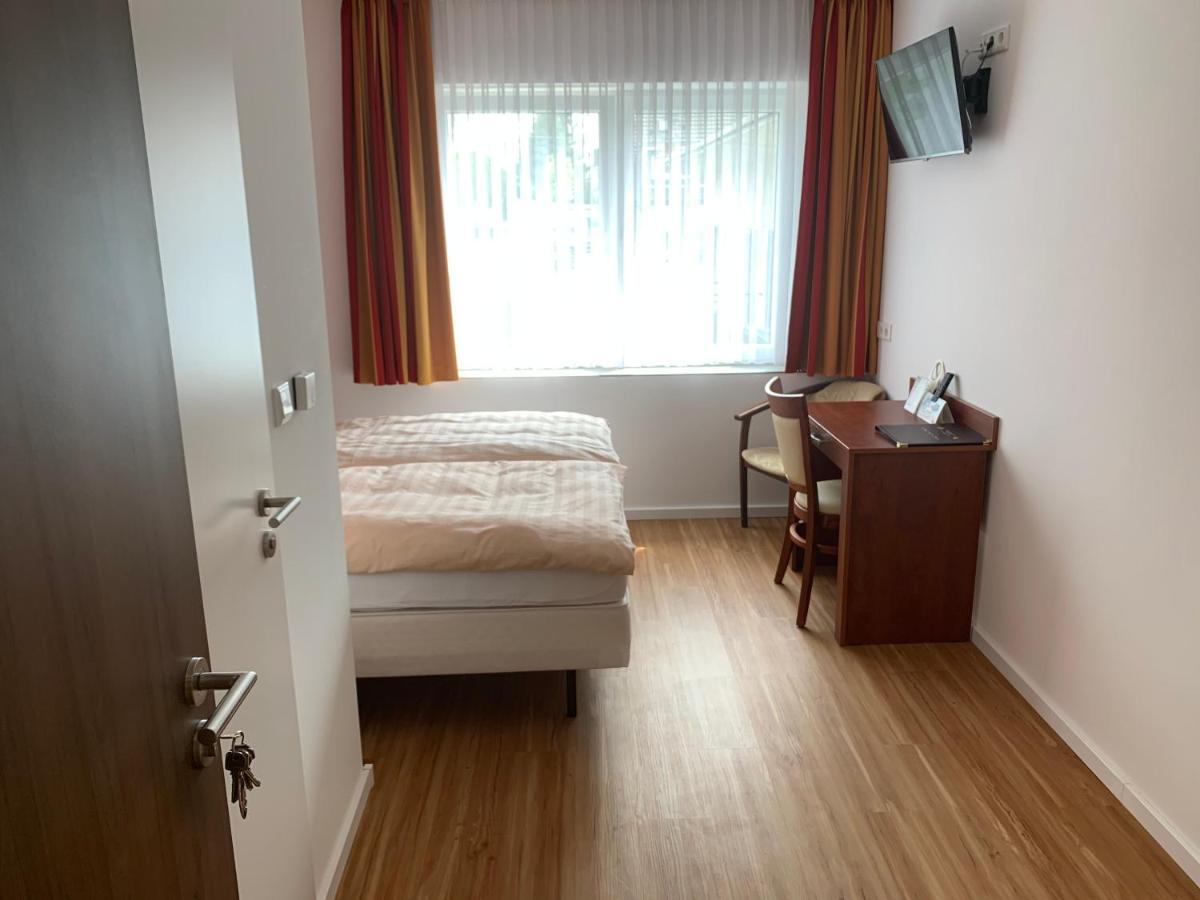 Hotel Restaurant Zur Post Вупертал Екстериор снимка